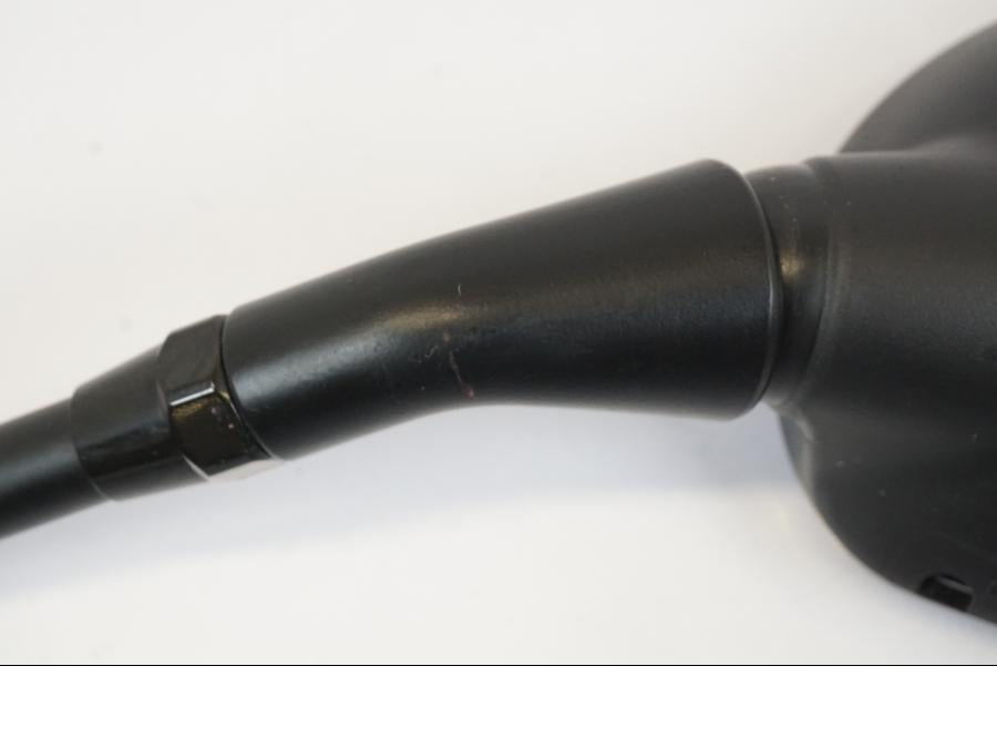 Snett uppifrån på Backspegel från en Triumph Trident -2021 motorcykel.