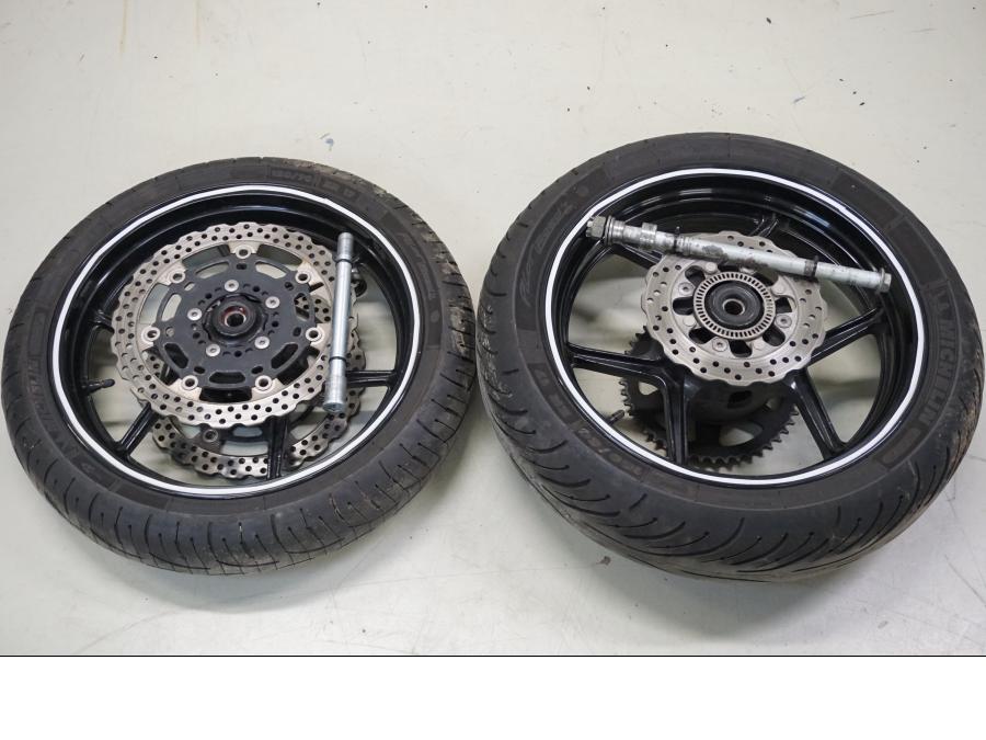 Framsidan på Hjulpaket från en Kawasaki ER-6N -2009 motorcykel.