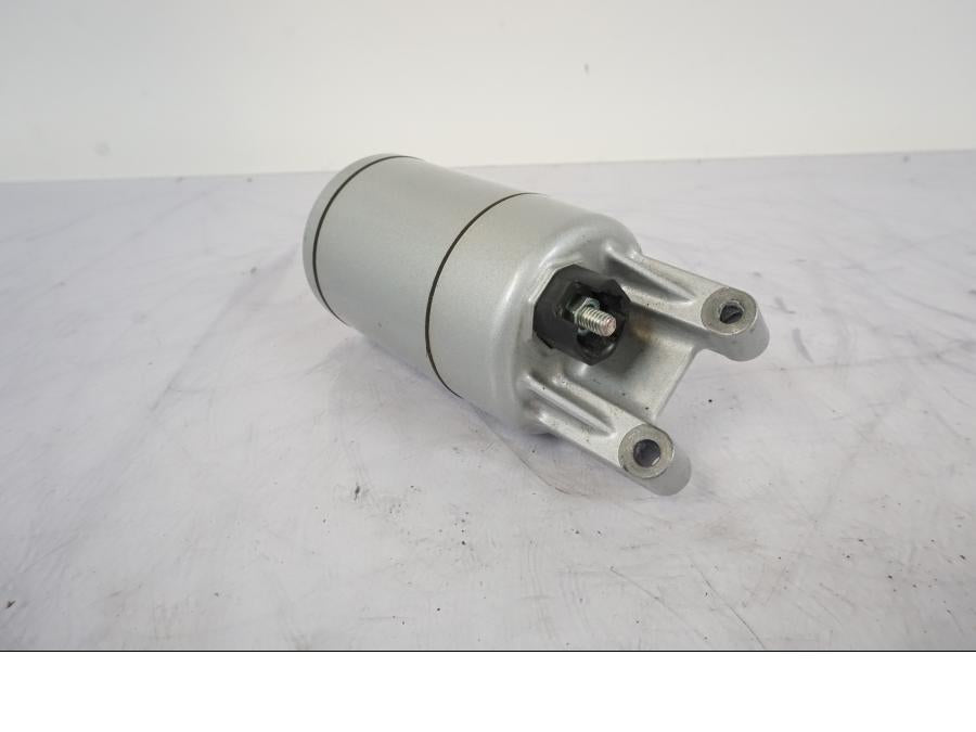 Baksidan på Startmotor från en Honda CRF 1000 Africa Twin -2016 motorcykel.