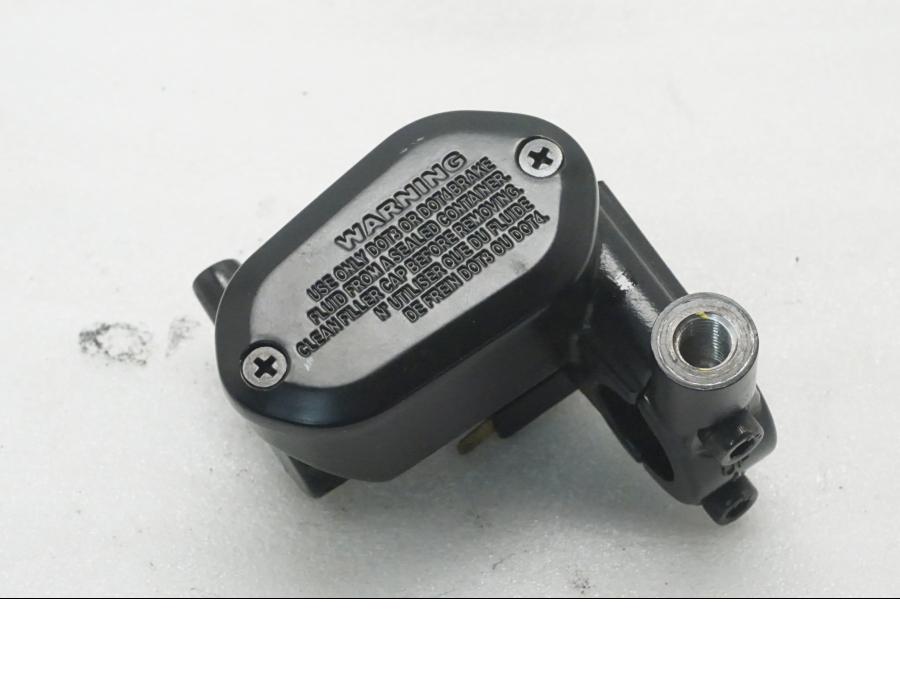 Höger sida på Bromshuvudcylinder från en Kawasaki Z 400 -2020 motorcykel.