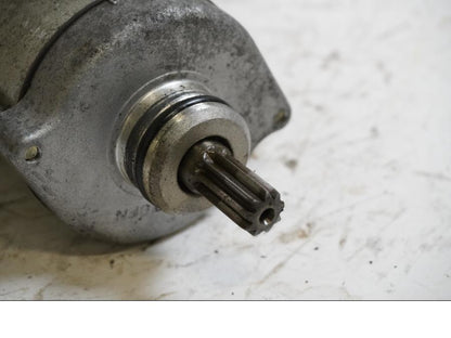 Baksidan på Startmotor från en Honda CBR 1100 XX -1998 motorcykel.