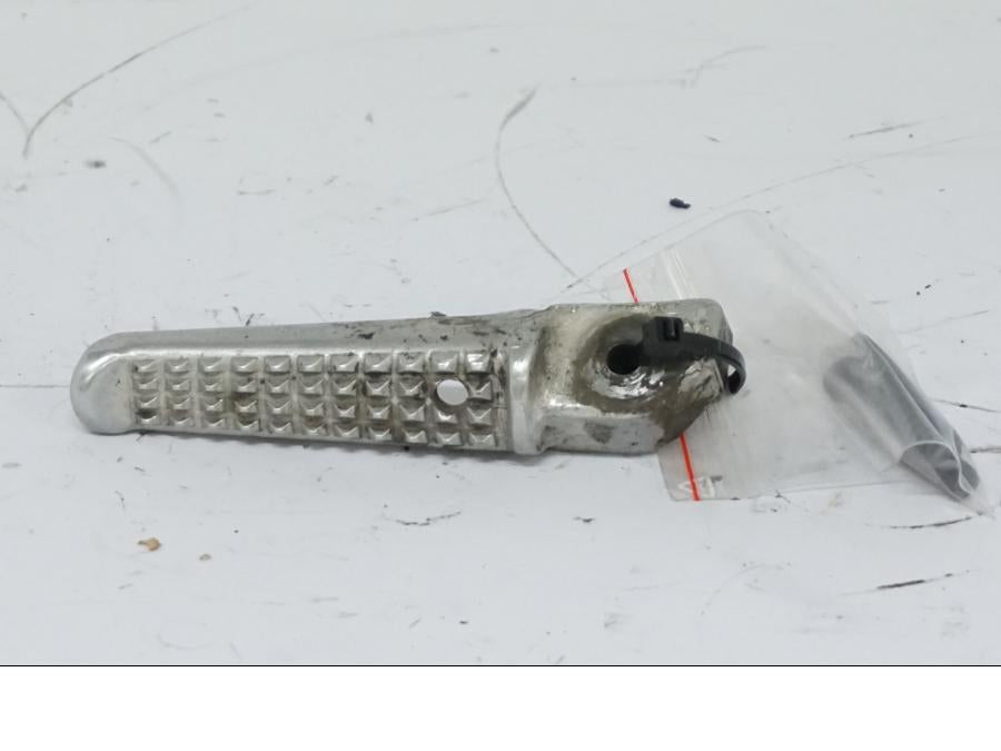 Baksidan på Fotpinne från en Honda CBR 900 RR -2002 motorcykel.