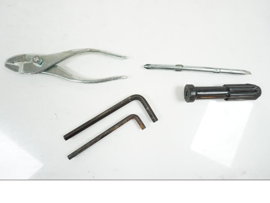 Snett nerifrån på Verktyg från en Kawasaki Z 750 -2006 motorcykel.