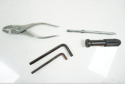 Snett nerifrån på Verktyg från en Kawasaki Z 750 -2006 motorcykel.