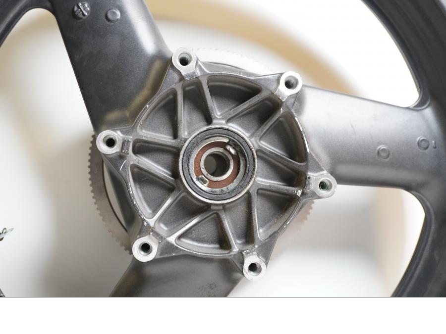 Extrabild3 på Fälg från en Honda ST 1100 -1999 motorcykel.