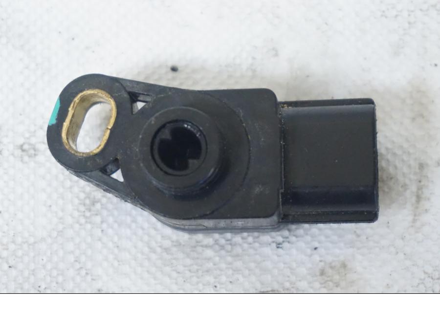 Baksidan på TPS från en Kawasaki ER-6N -2006 motorcykel.