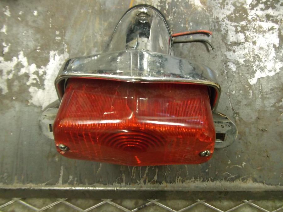 Framsidan på Baklampa från en H-D Softail Custom FXSTC -1987 motorcykel.