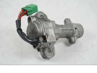 Extrabild4 på <p>Låssats från Suzuki VL 800 2004.</p>

<p>Tändningslås, tanklock, hjälmlås, lucklås och 2st nycklar.</p> motorcykel.