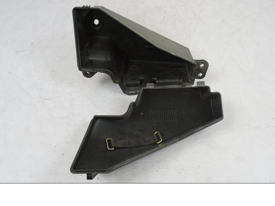 Snett uppifrån på Verktygslåda från en Suzuki VL 800 -2002 motorcykel.