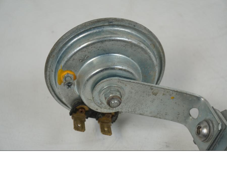 Snett nerifrån på Signalhorn / Tuta från en AJP PR7 -2021 motorcykel.