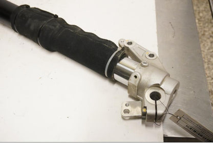 Baksidan på Gaffelben från en Husqvarna TR 650 Strada -2012 motorcykel.