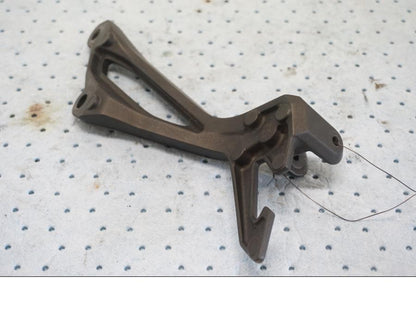 Baksidan på Fotpinnefäste från en Kawasaki Z 900 -2019 motorcykel.