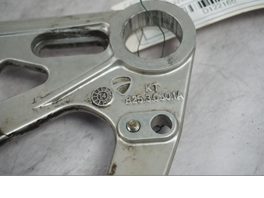 Vänster sida på Bromsoksfäste från en Ducati 899 Panigale -2015 motorcykel.