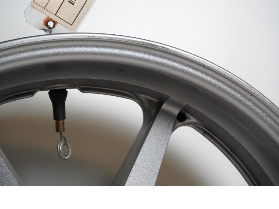 Snett uppifrån på Fälg från en Yamaha XVS 1300 -2008 motorcykel.