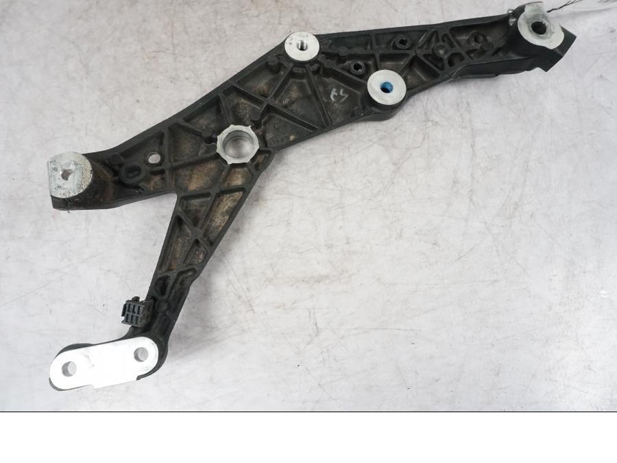 Snett uppifrån på Ramdel från en Ducati Multistrada V4 -2024 motorcykel.