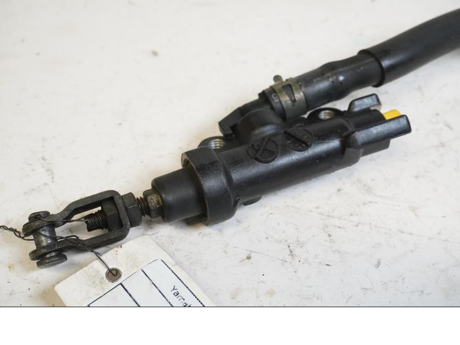 Baksidan på Bromshuvudcylinder från en Yamaha XJR 1300 -2000 motorcykel.