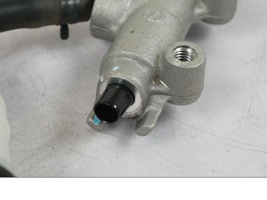 Vänster sida på Bromshuvudcylinder från en Kawasaki Z 900 -2019 motorcykel.