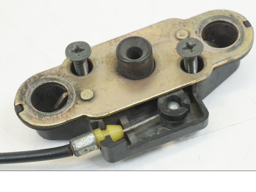 Vänster sida på Sadellåsmekanism från en Suzuki GSX-R 1000 -2005 motorcykel.