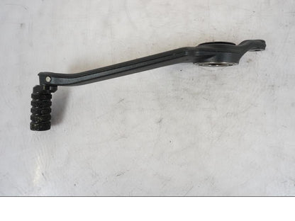 Snett nerifrån på Bromspedal från en KTM 1290 Super Duke R -2023 motorcykel.