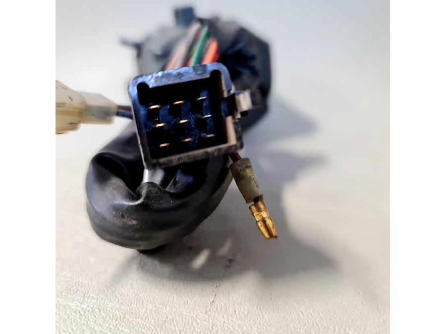 Snett nerifrån på Styrelreglage från en Kawasaki Zephyr 750 -1991 motorcykel.