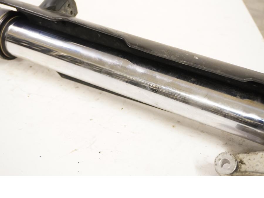 Snett uppifrån på Gaffelben från en KTM 625 SXC -2004 motorcykel.