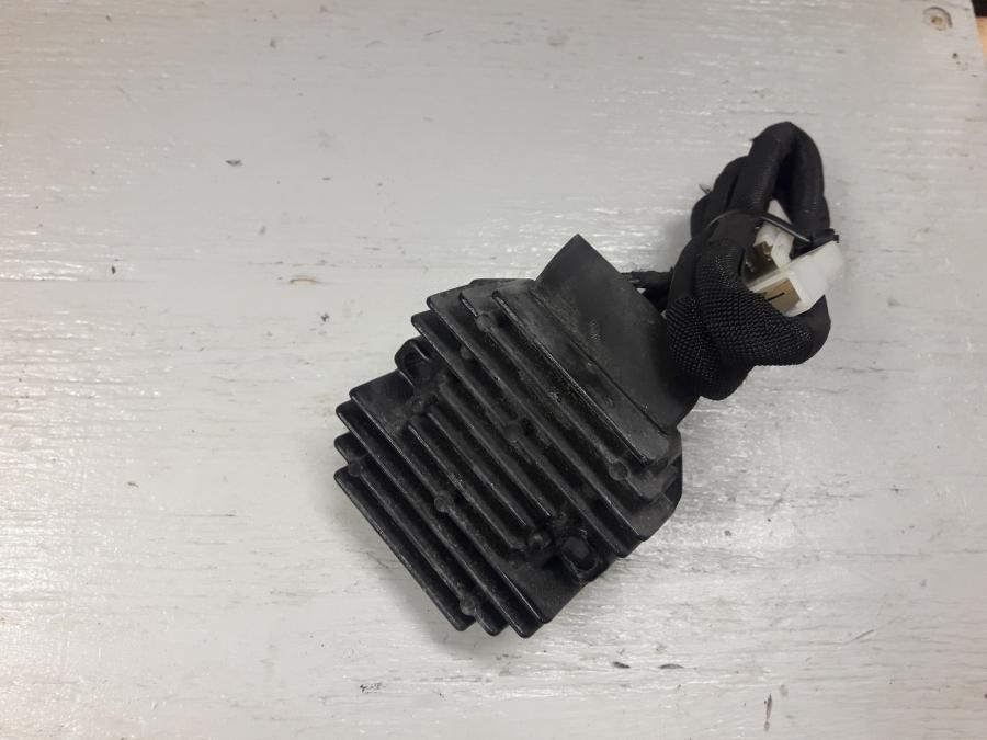 Framsidan på Likriktare från en KTM 125 Duke -2017 motorcykel.