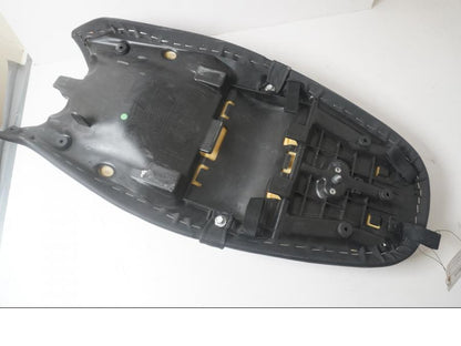 Höger sida på Sadel från en Triumph Speed Triple -2009 motorcykel.