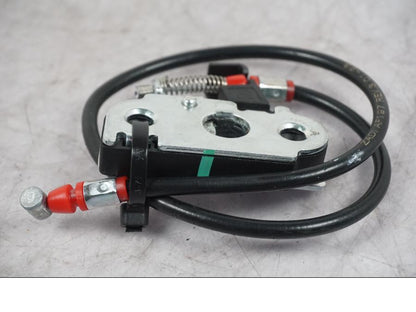 Höger sida på Sadellåsmekanism från en Ducati Multistrada V4 -2024 motorcykel.