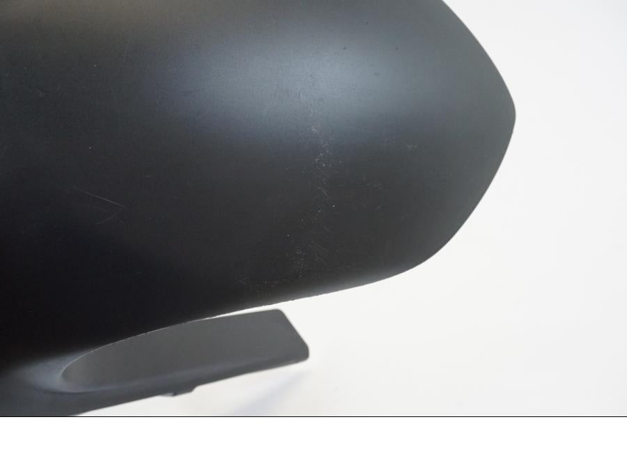 Snett nerifrån på Svingskärm från en Ducati Monster 696 -2013 motorcykel.