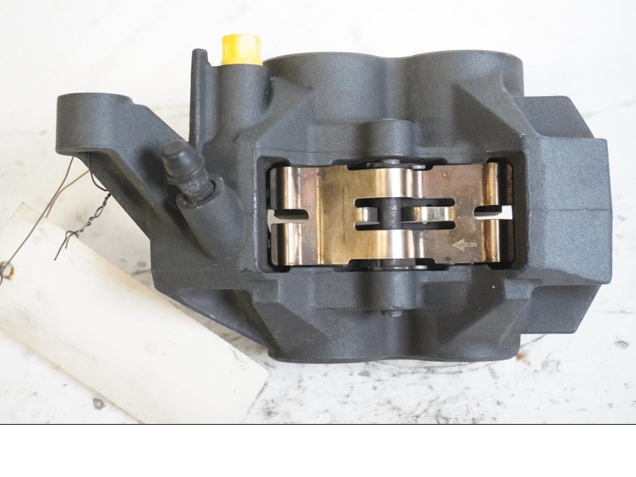 Baksidan på Bromsok från en Yamaha YZF R6 -2000 motorcykel.