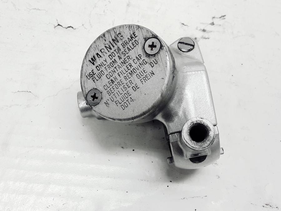 Framsidan på Bromshuvudcylinder från en Kawasaki VN 800 -1995 motorcykel.