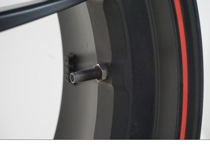 Snett uppifrån på Fälg från en Ducati Streetfighter S -2011 motorcykel.