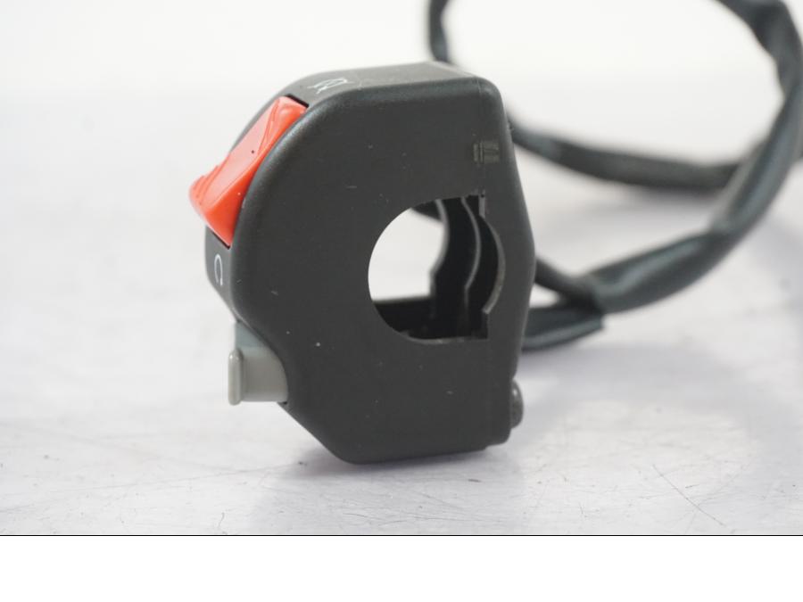 Vänster sida på Styrelreglage från en Kawasaki ZZ-R 1400 -2009 motorcykel.