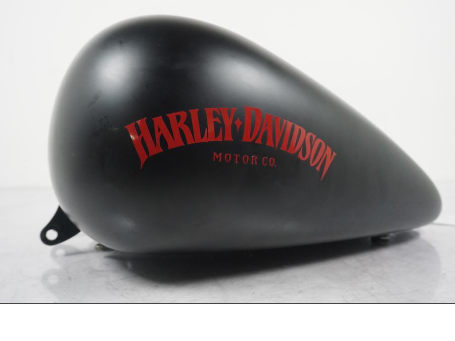 Extrabild4 på Bensintank från en H-D Softail Standard FXST -2001 motorcykel.