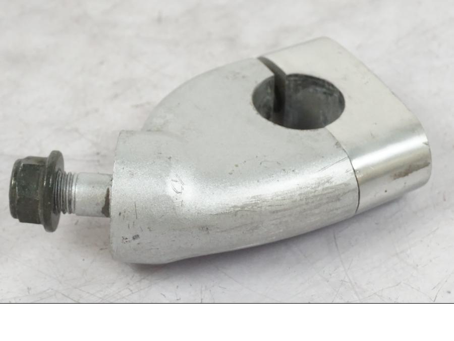 Vänster sida på <p>Styrfäste från Yamaha FZ-S 600 1998.</p>

<p>1st. Ytliga repor finns se bilder.</p> motorcykel.