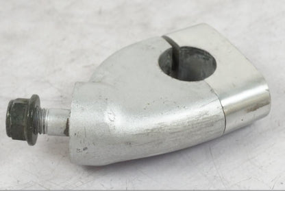 Vänster sida på <p>Styrfäste från Yamaha FZ-S 600 1998.</p>

<p>1st. Ytliga repor finns se bilder.</p> motorcykel.