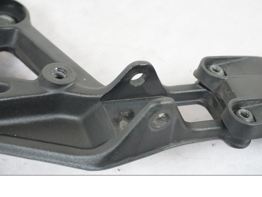 Höger sida på Fotpinnefäste från en KTM 390 Duke -2018 motorcykel.