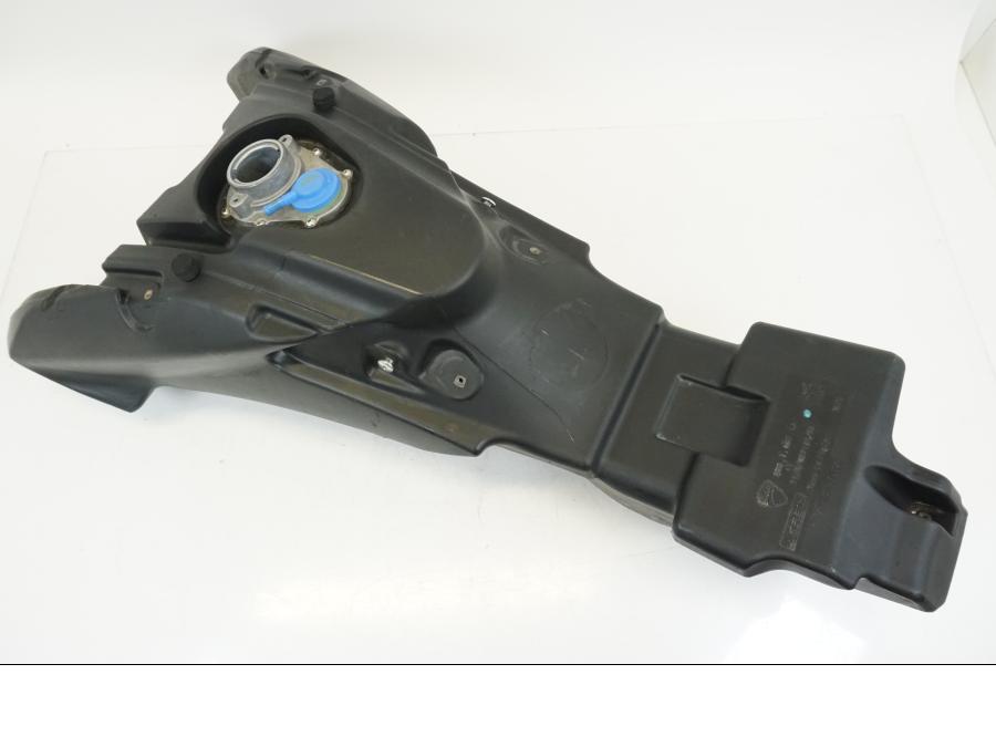 Framsidan på Bensintank från en Ducati Hyperstrada -2013 motorcykel.