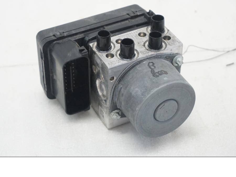 Framsidan på ABS Modulator från en MV Agusta Brutale 800 -2014 motorcykel.