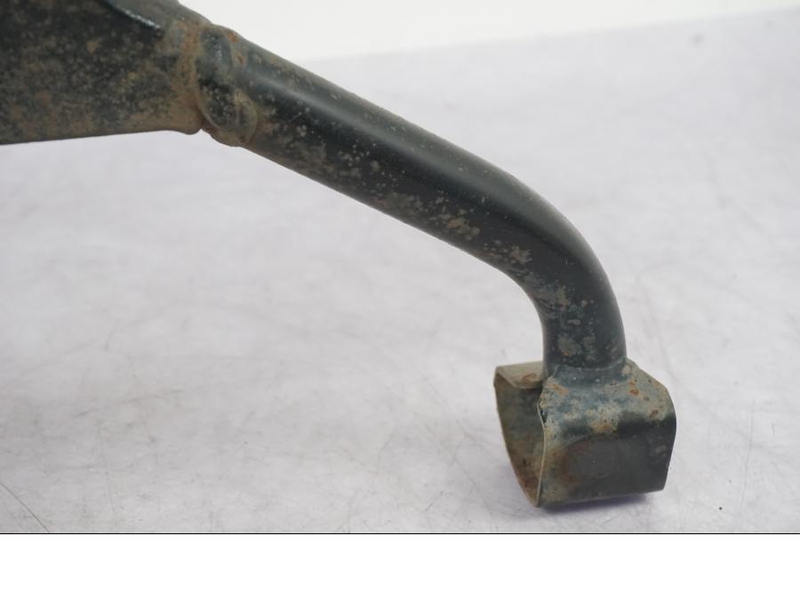 Vänster sida på Centralstöd från en Suzuki GSF 1250 -2010 motorcykel.