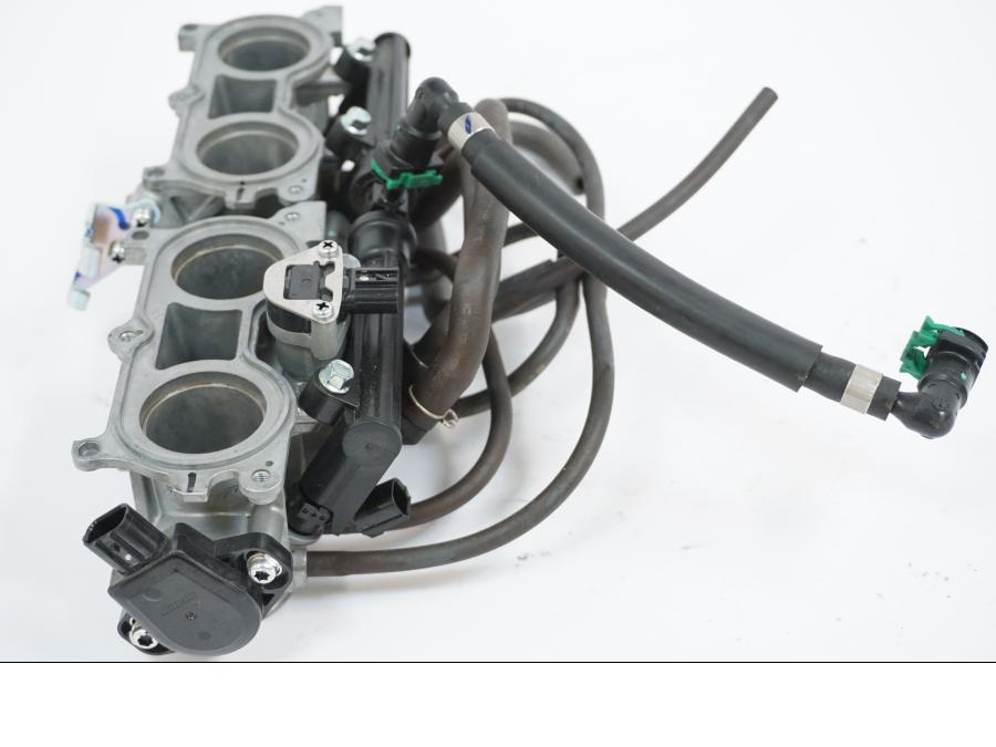 Vänster sida på Spjällhus från en Honda CB 650 R -2019 motorcykel.