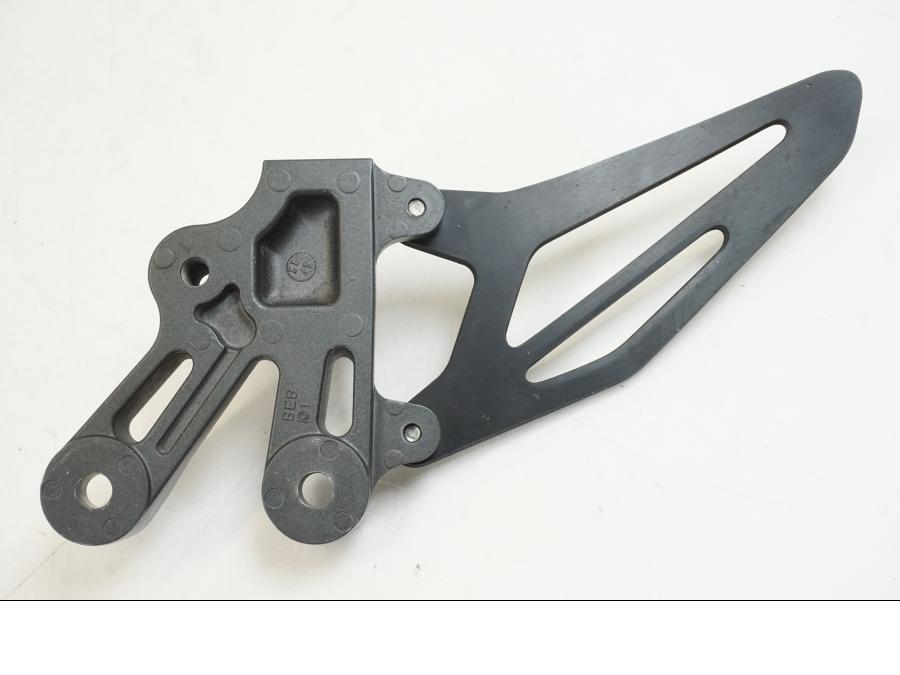 Snett uppifrån på Fotpinnefäste från en Yamaha YZF R7 -2022 motorcykel.