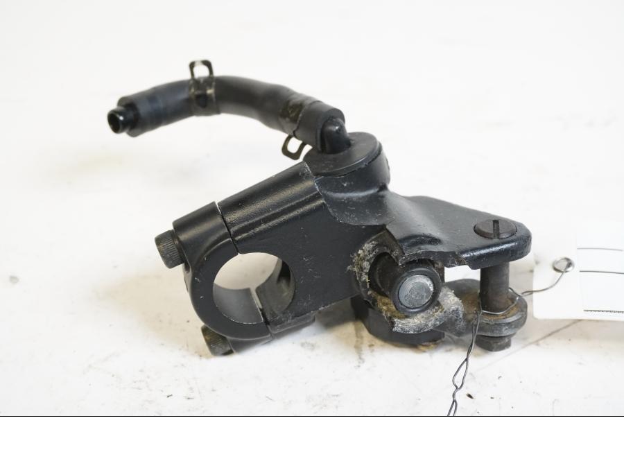 Baksidan på Bromshuvudcylinder från en Triumph TT 600 -2000 motorcykel.