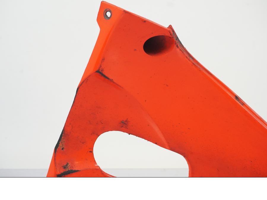 Snett nerifrån på Magkåpa från en Aprilia RS 125 -2000 motorcykel.