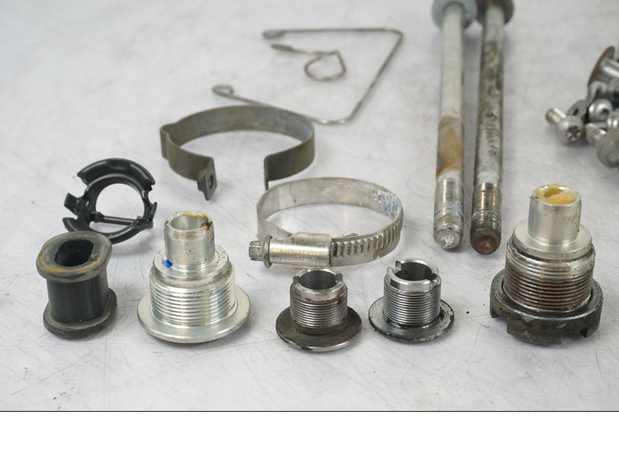 Vänster sida på Skruv / Mutter etc från en Triumph Tiger Explorer -2013 motorcykel.