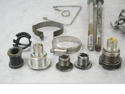 Vänster sida på Skruv / Mutter etc från en Triumph Tiger Explorer -2013 motorcykel.