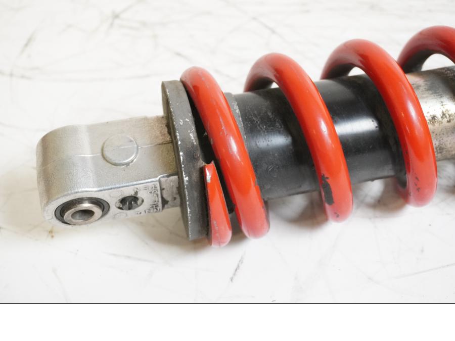 Baksidan på Stötdämpare från en Honda CBR 1100 XX -1998 motorcykel.