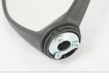 Snett uppifrån på Backspegel från en KTM 690 Duke -2015 motorcykel.