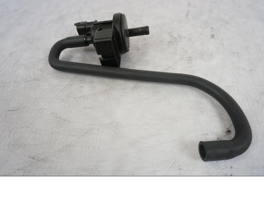 Baksidan på Bensintankurluftning från en KTM 1290 Super Duke R -2023 motorcykel.