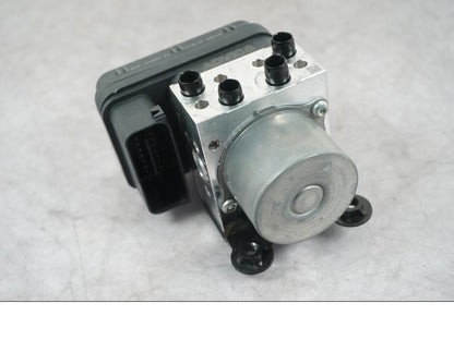 Baksidan på ABS Modulator från en Yamaha MT-09 -2024 motorcykel.